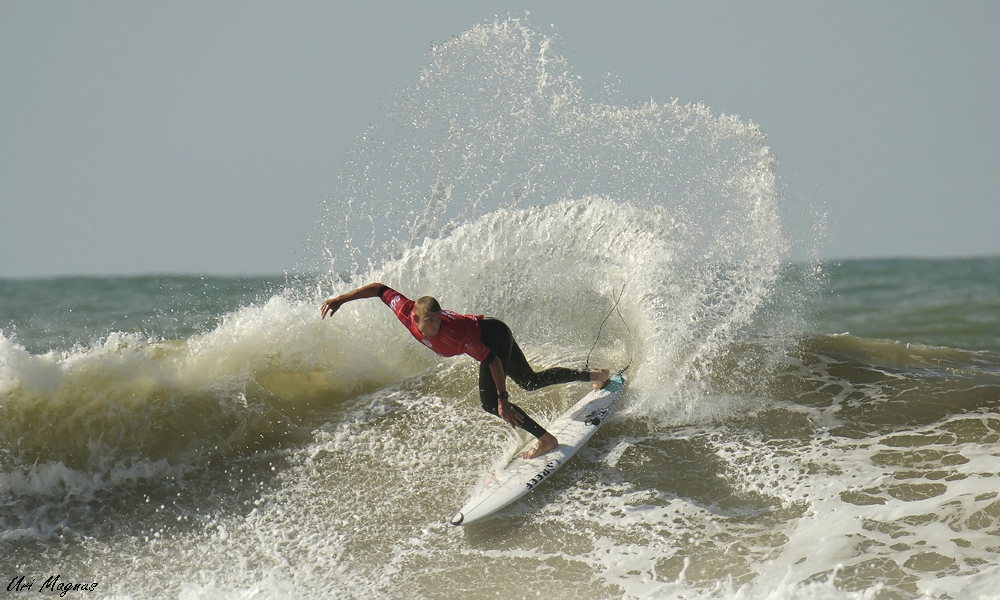 Mick Fanning באליפות העולם בפורטוגל, אוקטובר 2014. צולם מהחוף עם עדשת טלה 80-400 מ"מ של ניקון.